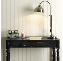Skrivbord med lampa, ljus och dekoration
