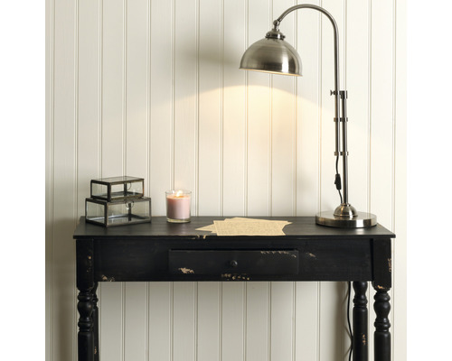 Skrivbord med lampa, ljus och dekoration