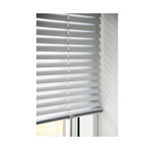 Stängd persienn vid fönstret för ljusreglering