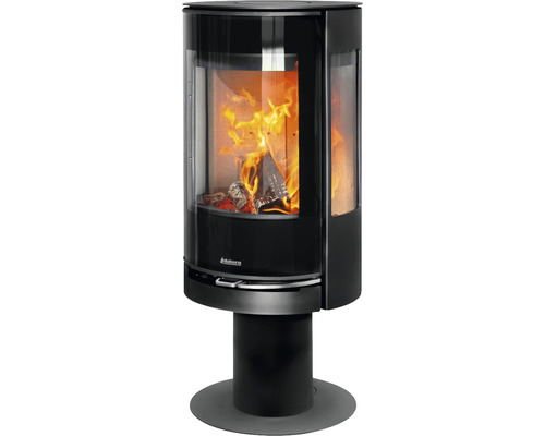 Vedeldad kamin med glasfront och brinnande ved