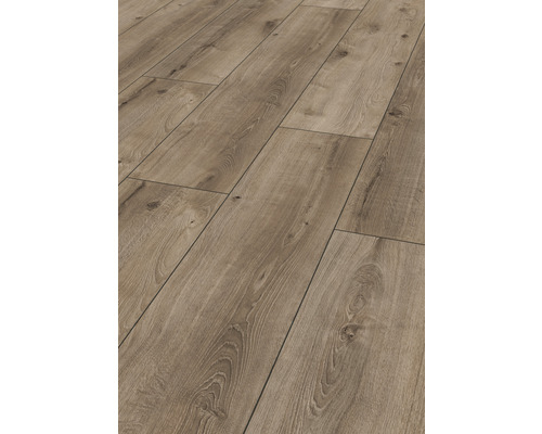 Närbild av lagt laminatgolv med träutseende.