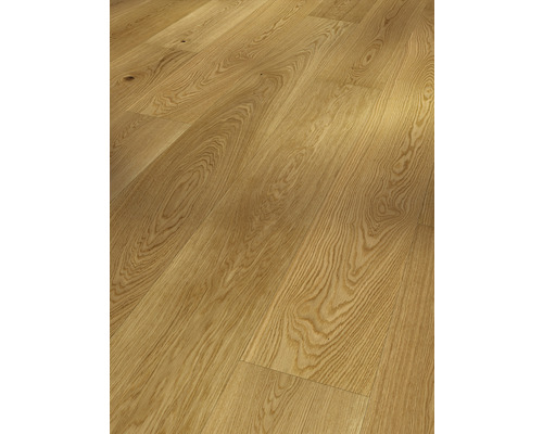 Ljusa golvplankor i ek med träådring