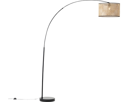 Golvlampa med böjd arm och rottinglampskärm