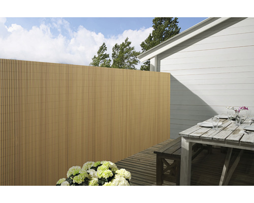 Scen med insynsskydd på en terrass