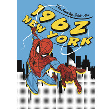 Spindelmannen i serietidningsstil framför New Yorks skyline och inskriptionen 1962