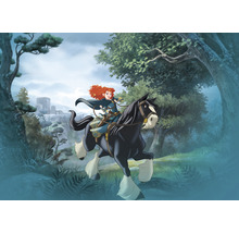 Illustration av Merida på en häst i en skog