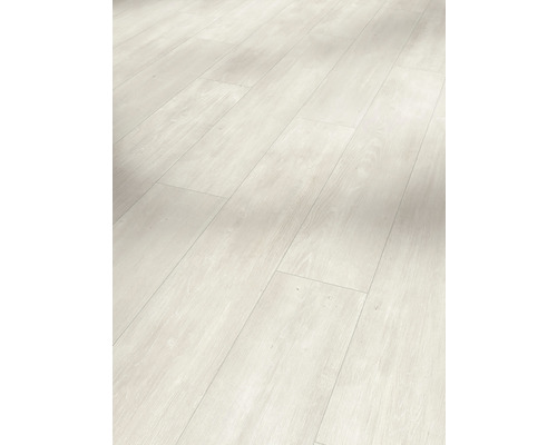 Ljust laminatgolv med trästruktur