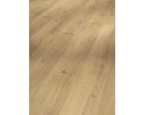 Lagt laminatgolv med träutseende