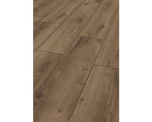 Närbild av installerat laminatgolv.