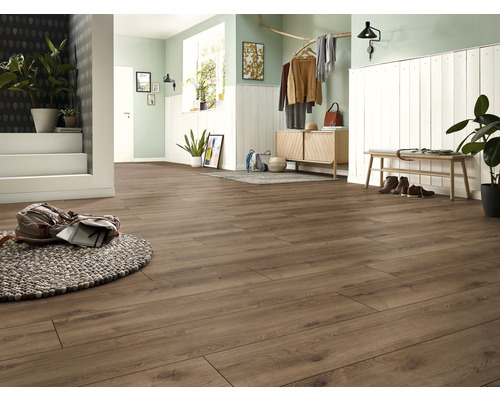 Entré med laminatgolv, garderob, bänk och dekoration