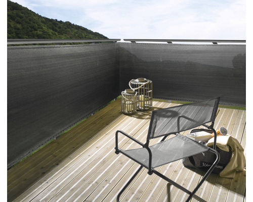 Balkong med insynsskydd, stol, lyktor och trägolv