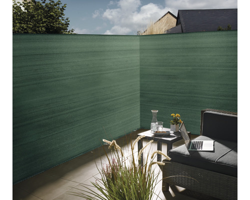 Insynsskydd på en terrass med trädgårdsmöbler och dekoration