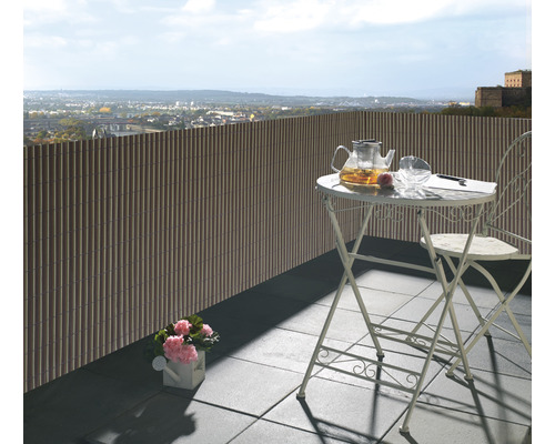 Balkongscen med insynsskydd, bord och utsikt
