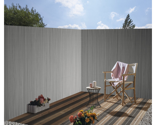 Terrassscen med insynsskydd, träterrass, stol och dekoration