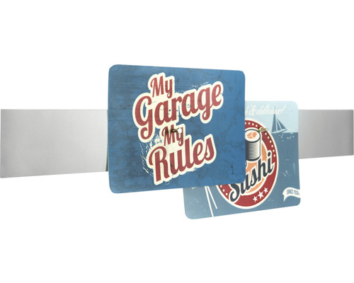 Två metallskyltar med olika motiv