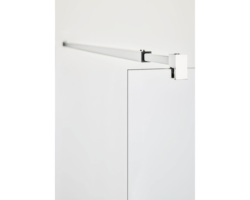 Detaljvy av duschkabininfästning med stång