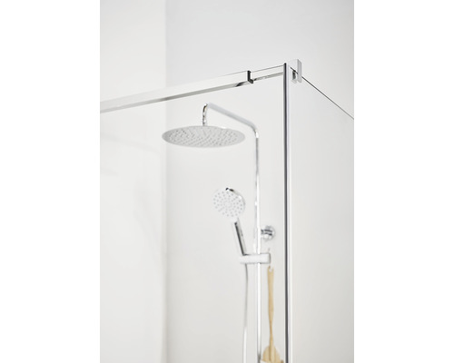 Detaljvy av en duschkabin med duschhuvud och handdusch