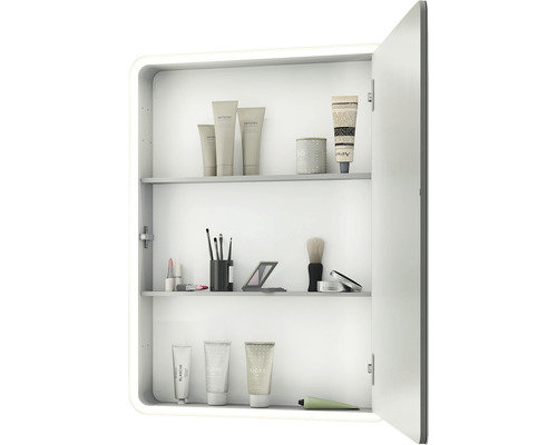 Öppet spegelskåp med kosmetiska produkter på hyllorna.