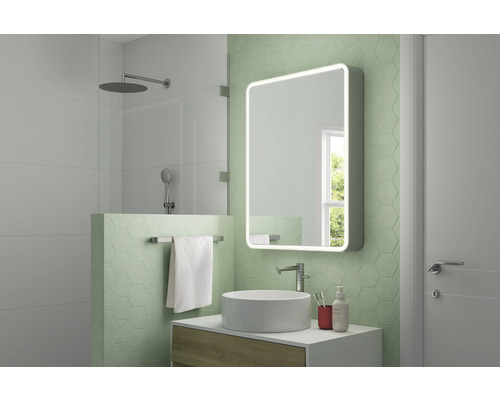 Modernt badrum med dusch, handfat och belyst spegel