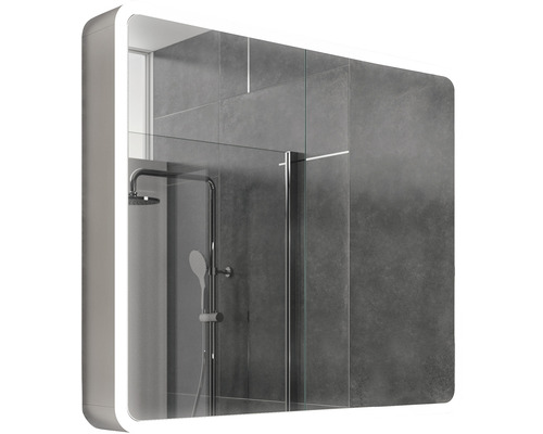 Belyst spegelskåp i badrum med dusch