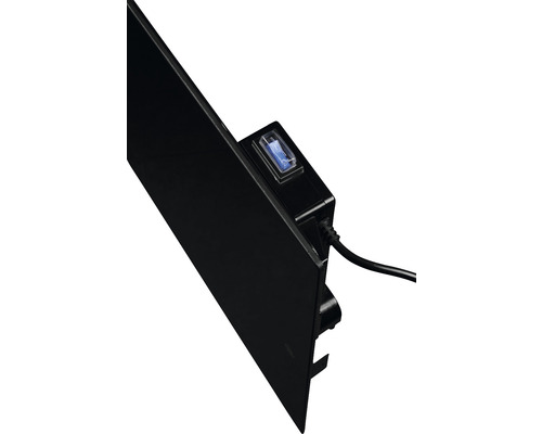 Detaljvy av en värmeplatta med strömbrytare och strömkabel.