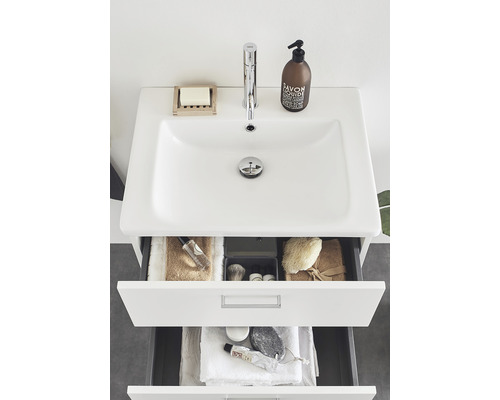 Badrumsmöbel med öppet lådsystem, handfat, armatur och badrumsartiklar.