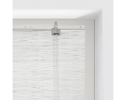 Vit bambuspersienn vid fönstret