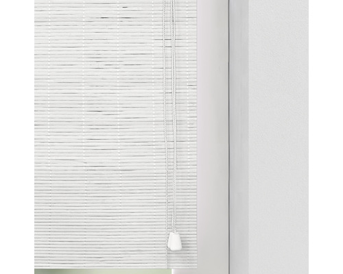 Vit bambujalusie med dragsko på fönstret