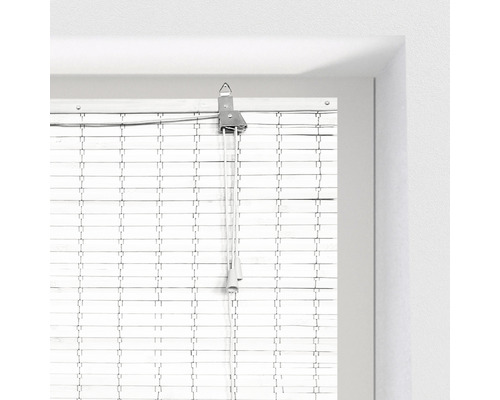 Närbild av en rullgardin i trä med manövermekanism