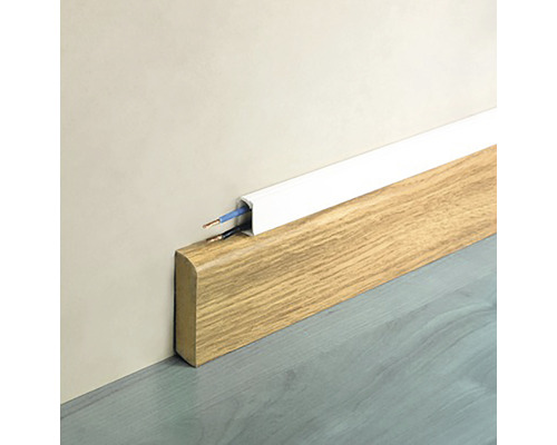 Sockel med kabelkanal på väggen