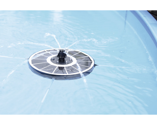 Flytande solcellsdriven trädgårdspump i vatten med fontäner