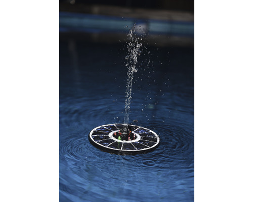 Soldriven fontän i vatten med fontän