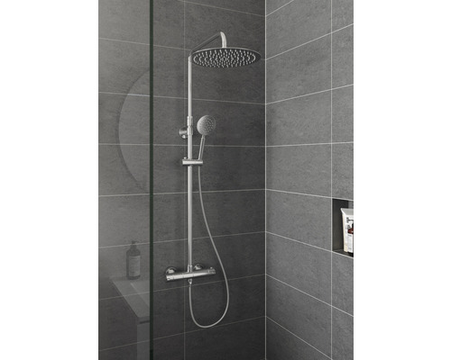 Duschpelare med takdusch och handdusch i badrummet