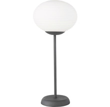 Bordslampa med rund lampskärm och metallfot