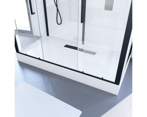 Detaljbild av en duschkabin med svart ram och vitt duschkar