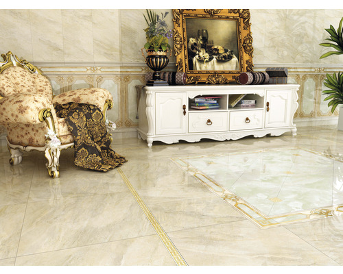 Klassiskt rum med klinkergolv, fåtölj och byrå