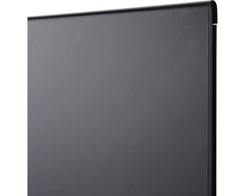 Detaljvy av en svart metallplatta