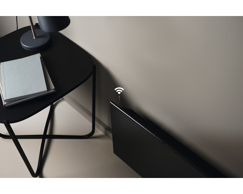 Scen med ett element med WiFi-funktion och ett sidobord