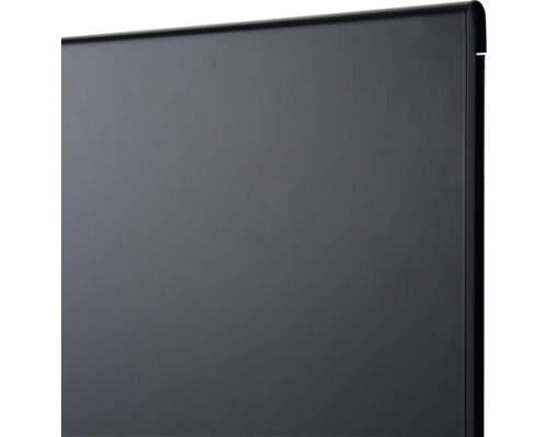 Detaljvy av ett svart radiatorskydd