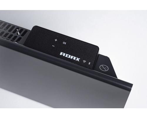 Adax Logotyp på ett värmeelement med kontroller och symboler för att inte täcka över, Bluetooth och Wi-Fi