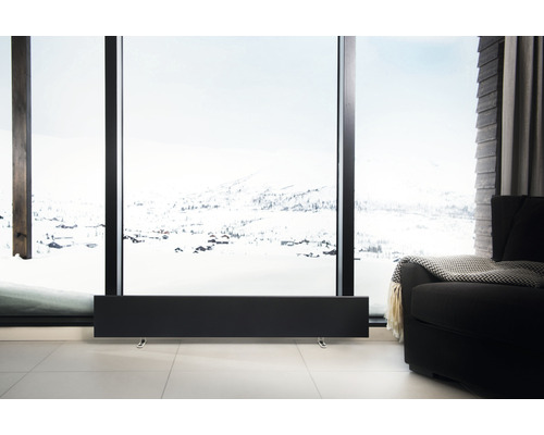 Rumsöversikt med radiator framför stort fönster