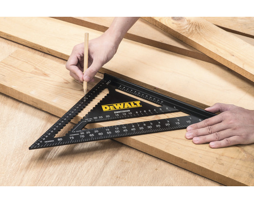 Person ritar en linje på en träplanka med en vinkelhake och en penna