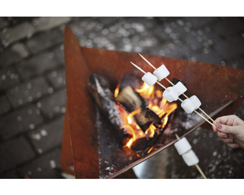 Marshmallows över lägereld i eldfat