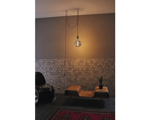 Interiör med hänglampa, sittbänk och matta