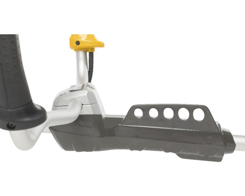 Detaljvy av en grästrimmer med handtag och skydd