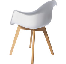 Vit stol med armstöd och träben.