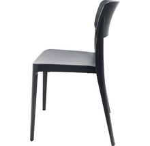 Svart plaststol i sidovy