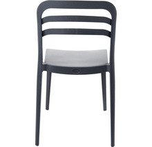 Plaststol med ribbmönster i ryggen