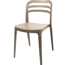 Stol av plast med tre horisontella ribbor i ryggstödet