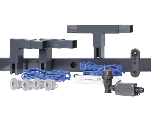 Komponenter för ett trädgårdsbelysningssystem med LED-lampor, transformator, kablar och fjärrkontroll